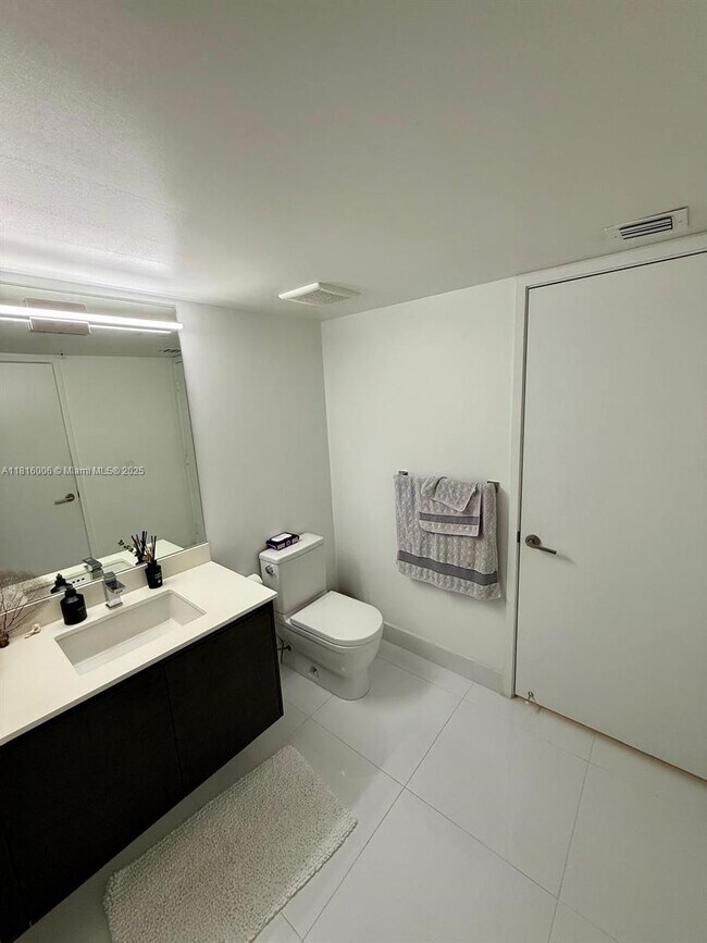 Building Photo - 300 Sunny Isles Blvd