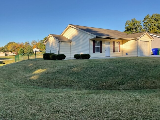 Building Photo - 3 bedroom/2 bath home