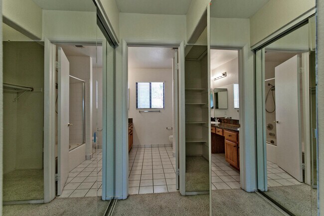 Building Photo - Beautiful home in the Lakes