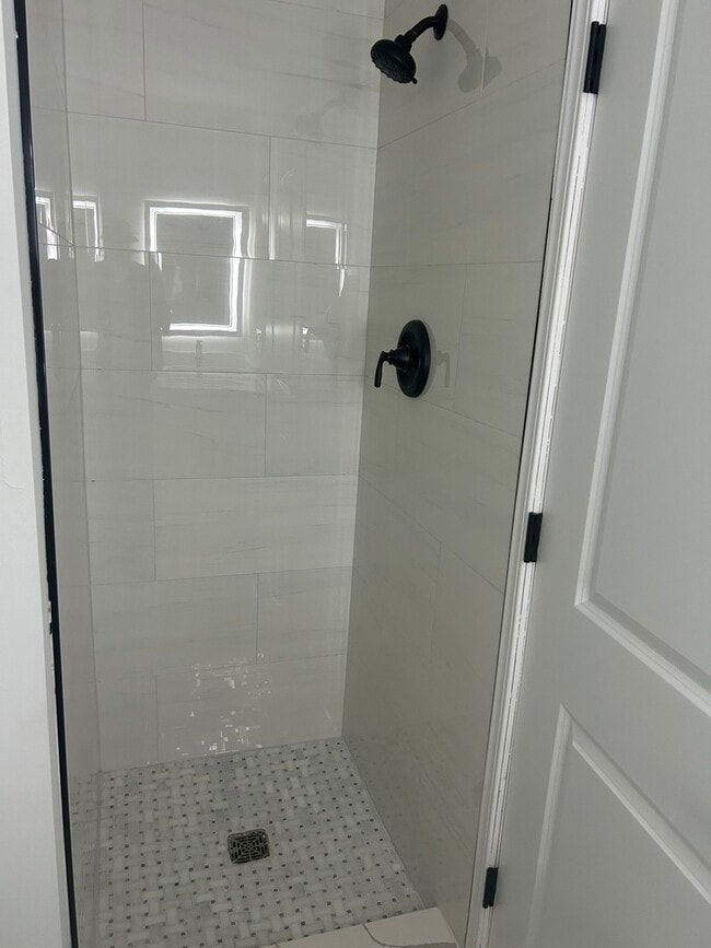 Building Photo - 194 N Waters Edge Dr