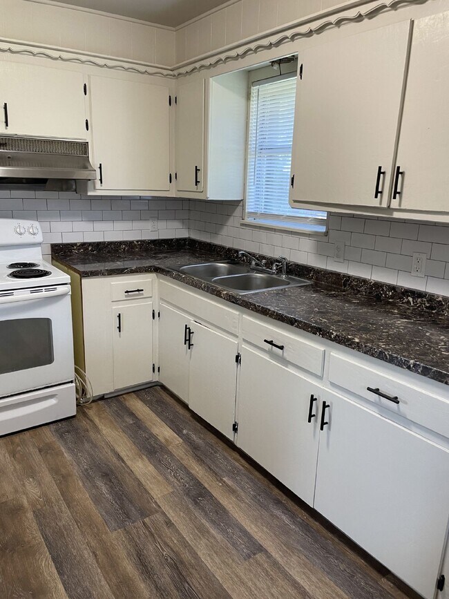 Building Photo - 3 Bedroom in Bethany