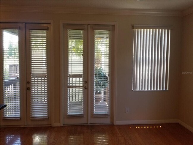 Building Photo - 3043 Pointeview Dr