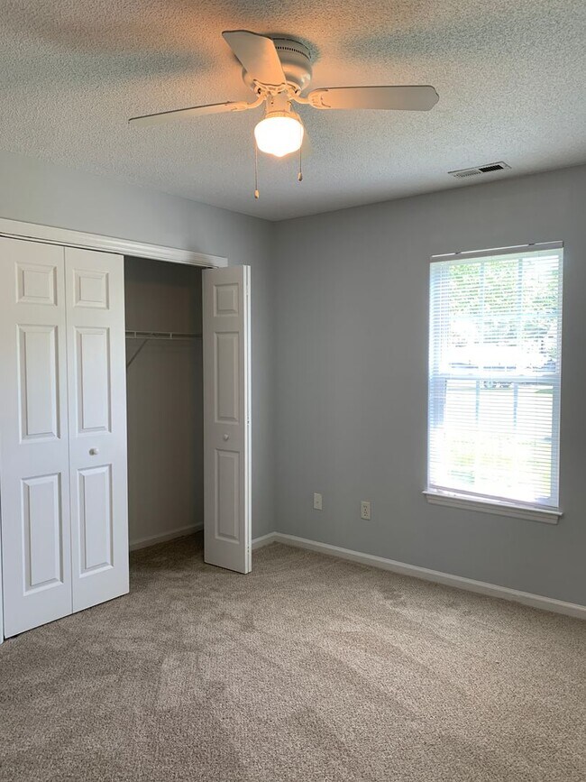 Building Photo - 3 BD, 2 BA House: Freshly Painted + New Flooring + Available Now!