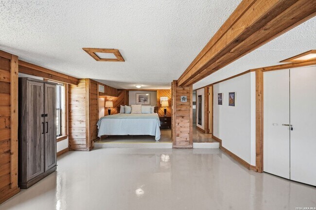 Building Photo - 2681 Lakeview Dr