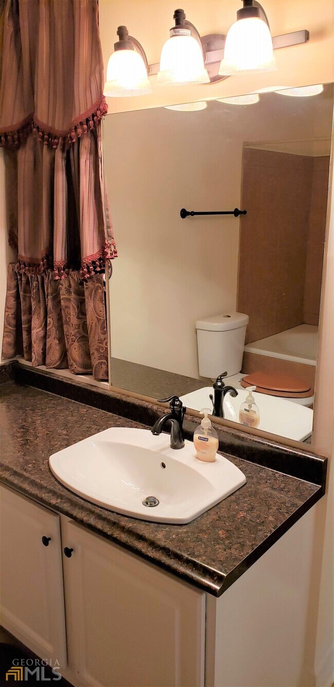 Building Photo - 1101 Juniper St NE