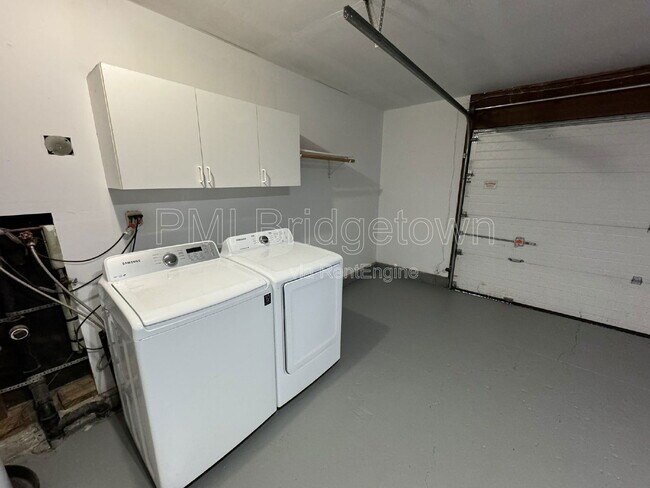 Building Photo - 7315 SW 53rd Ave