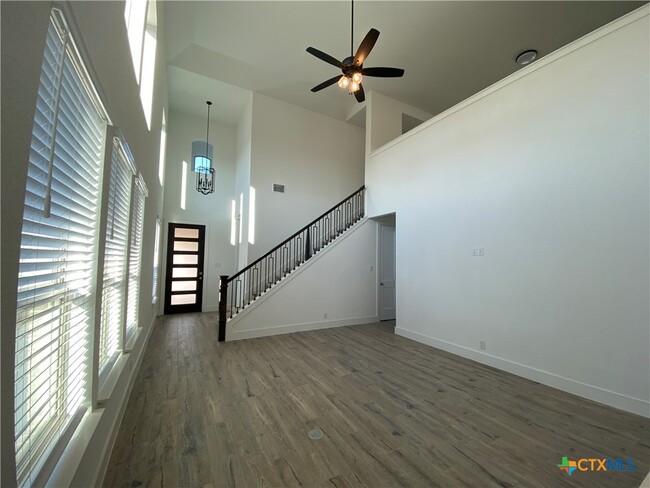 Building Photo - 1032 Easy Gruene