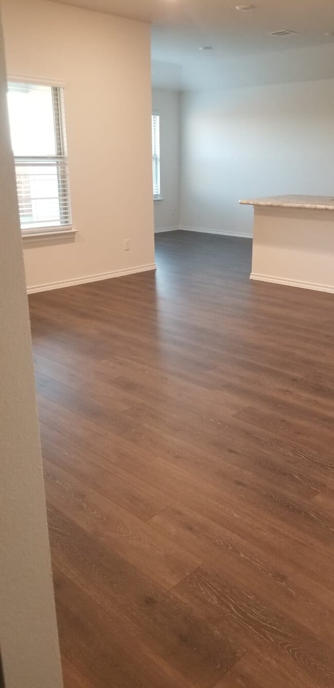 Building Photo - Barzona