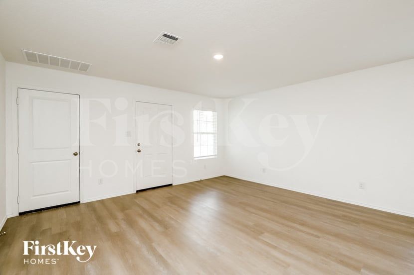 Building Photo - 10407 McClintock Dr