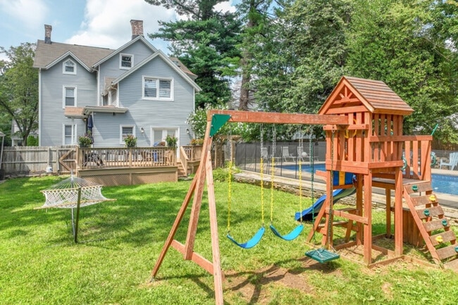 Building Photo - 139 W 4th Ave