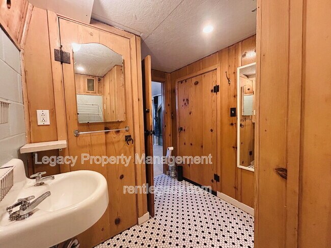 Building Photo - 653 Alhambra St
