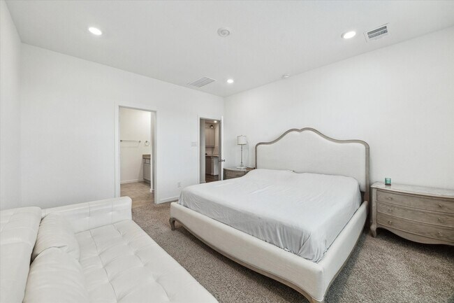 Building Photo - 7122 Clearwater Cv Dr