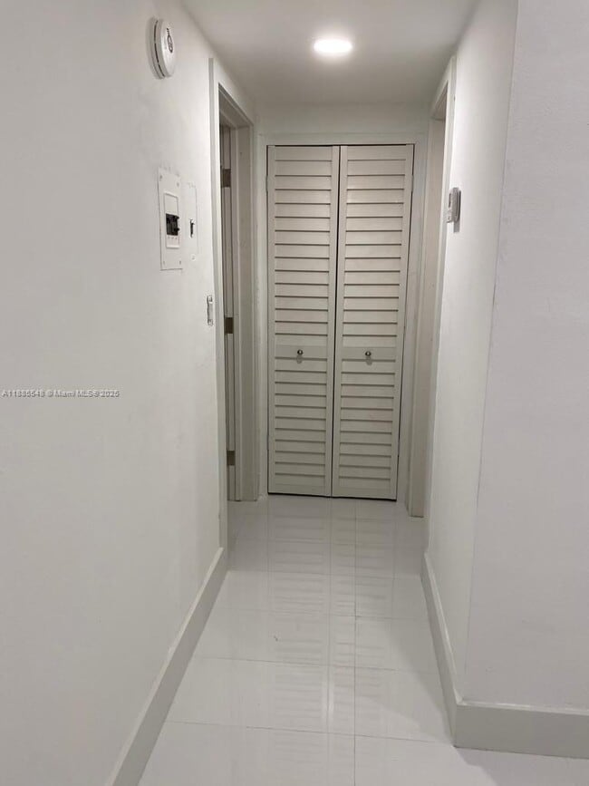 Building Photo - 2539 S Bayshore Dr