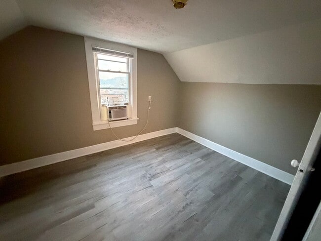 Building Photo - 921 Fairview Ave