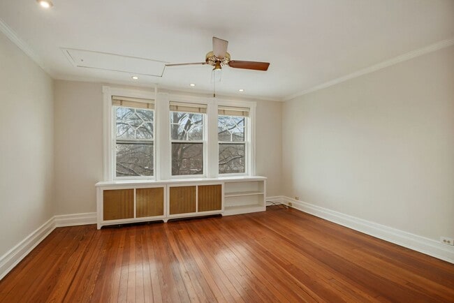 Building Photo - 3 Bed 2.5 Bathroom - Capitol Hill Rowhome - Driveway For Parking