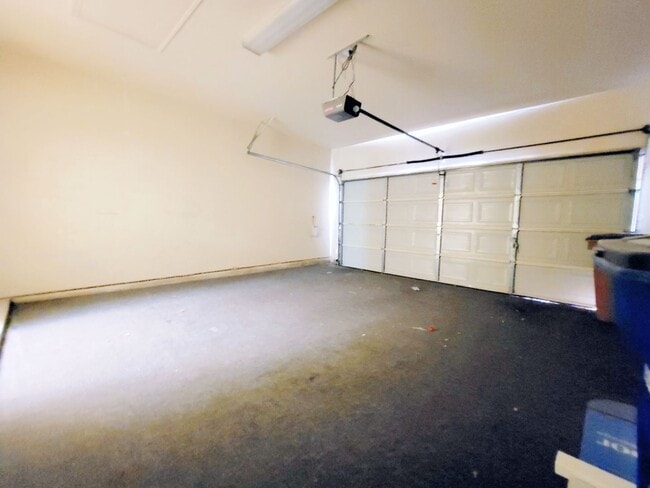 Building Photo - Large 4 Bed, 2.5 Bath Home Perfect for Com...