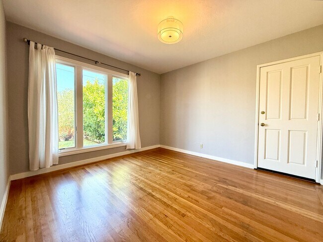 Building Photo - Beautifully Renovated Single-Family Home i...