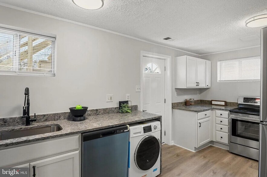 downstairs efficiency kitchen - 5005 Apache St