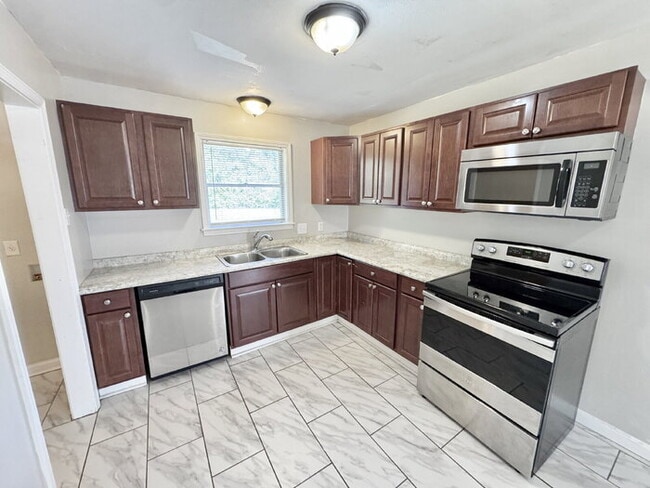 Building Photo - 3176 Beauchamp Dr