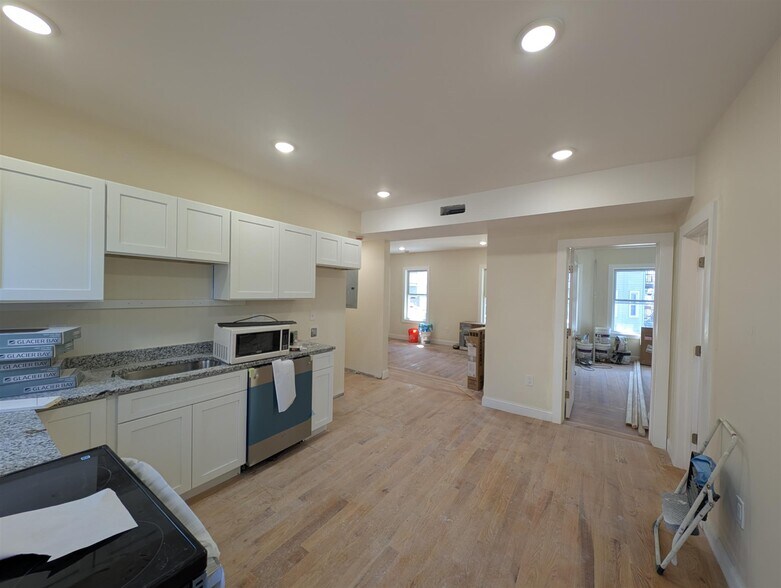 Building Photo - 5 Lowell Cir