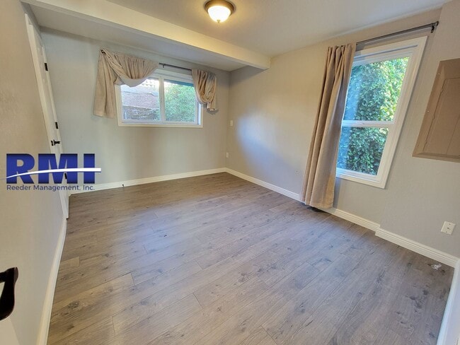 Building Photo - Waterfront Living in the Heart of Bremerton!!