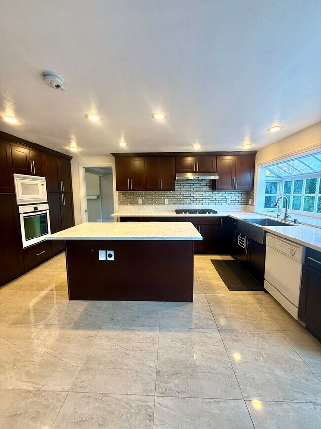 Building Photo - 5BD/4BA POOL HOME IN ALTA VISTA SOUTH | SOLAR SAVINGS | $6,500/mo