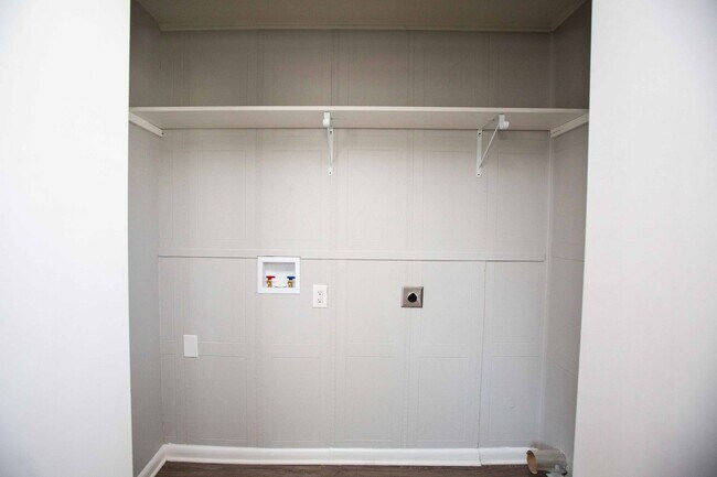 Building Photo - 3 bed, 1 bath home, fully updated!