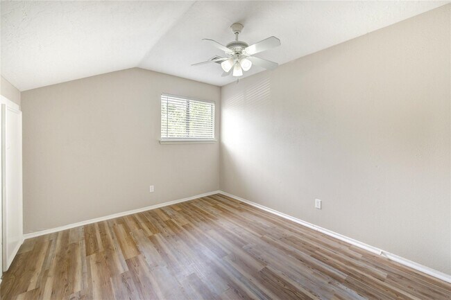Building Photo - 5255 Beaverbrook Dr