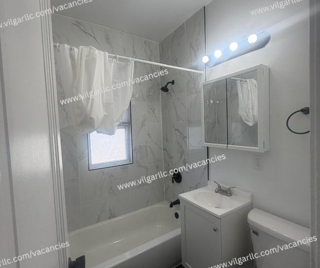 Building Photo - For Rent - Spacious 3 Bed/1Bath Home