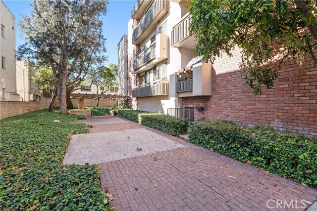 Building Photo - 141 S Linden Dr