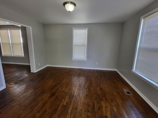 Building Photo - 3 bedroom, 1.5 bathroom house located in E...