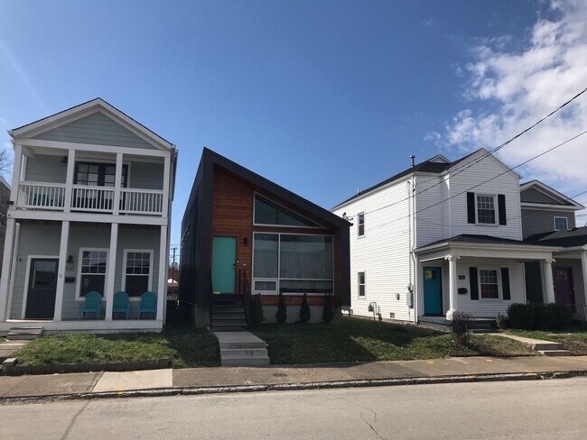 Building Photo - Renovated Germantown House in Great Location