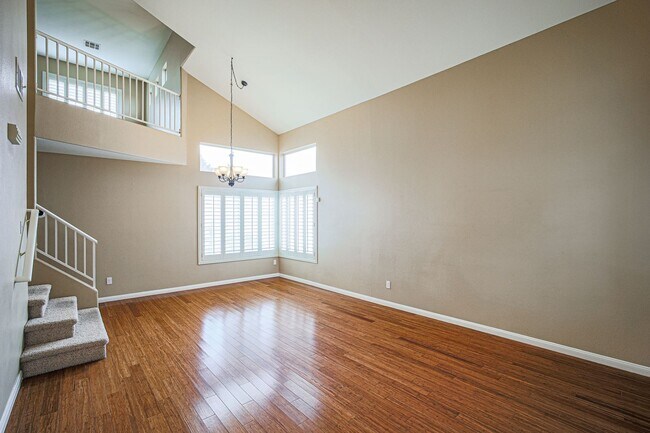 Building Photo - BEAUTIFUL 3 BD HOME LOCATED IN THE HEART O...