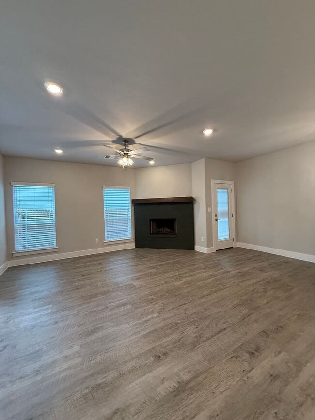 Building Photo - 3/2/2 GREAT NEIGHBORHOOD