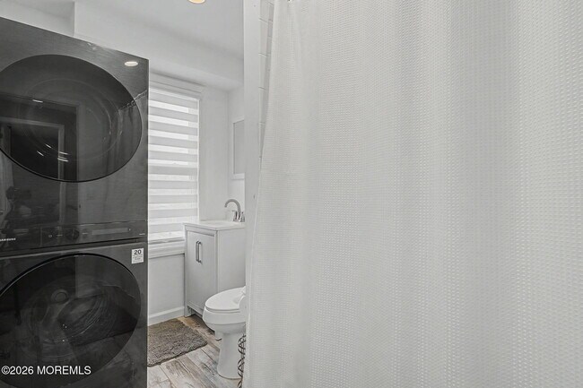 Building Photo - 148 Heck Ave