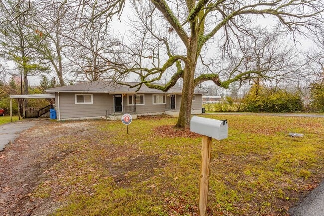 Building Photo - Freshly Updated 2 Bed 1 Bath in East Brain...