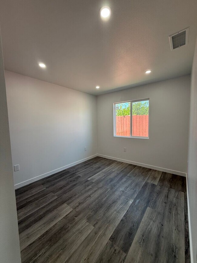 Building Photo - 2 bed, 1 bath ADU with private yard and laundry