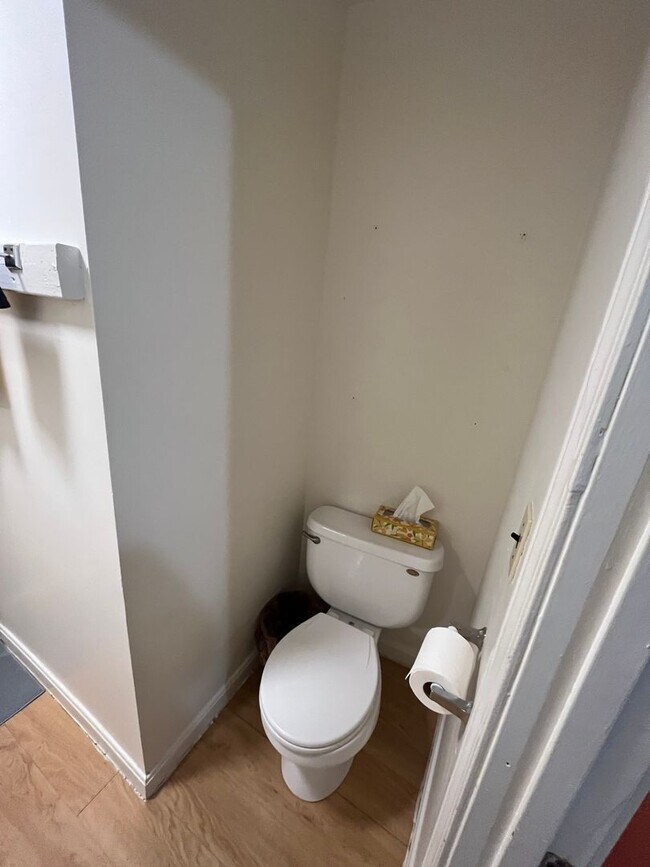 Building Photo - Welcome UNH Students! Prime 2-Bedroom Apar...