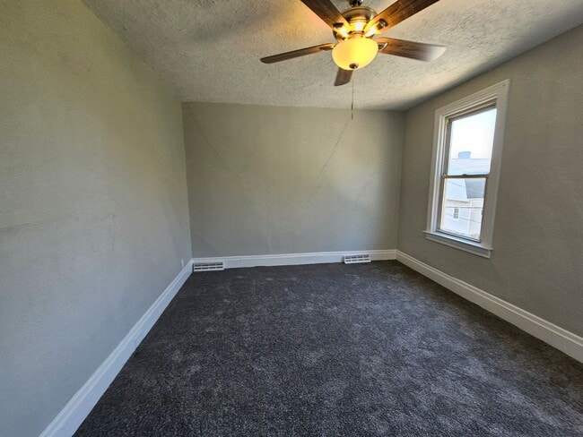 Building Photo - Newly updated 3 bedroom, 1 bath apartment ...