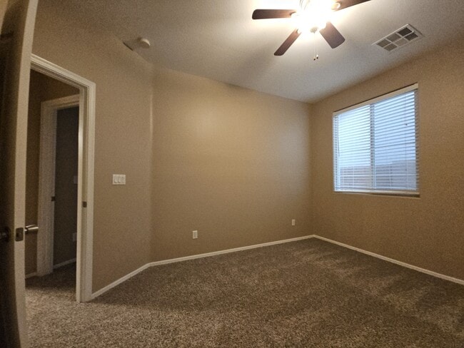 Building Photo - 906 E Pasture Canyon Dr