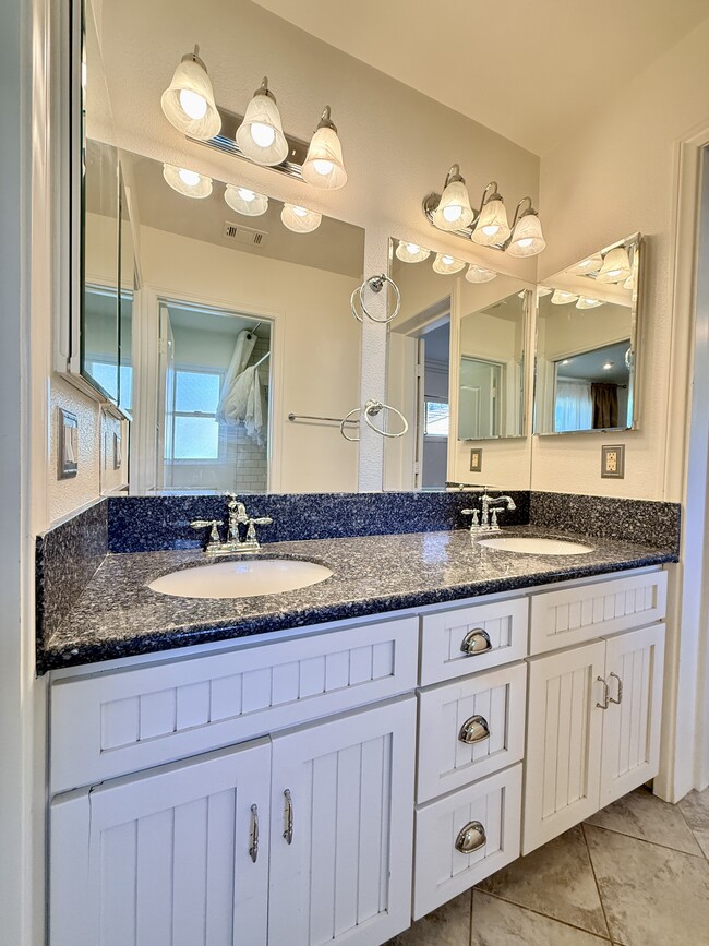 Building Photo - 4832 Maureen Ln