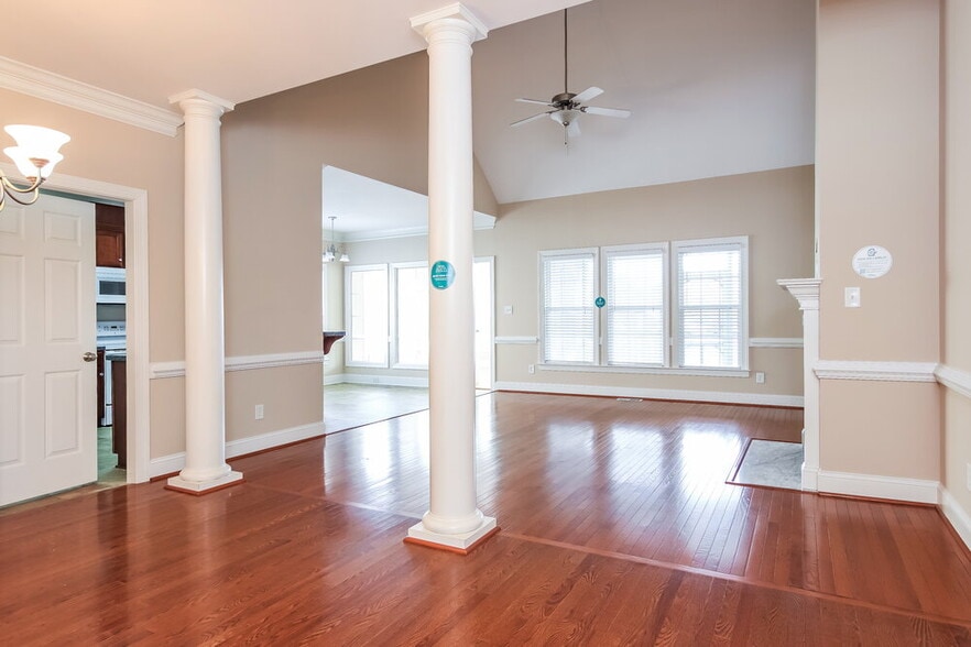 Building Photo - 2012 Watsonia Dr