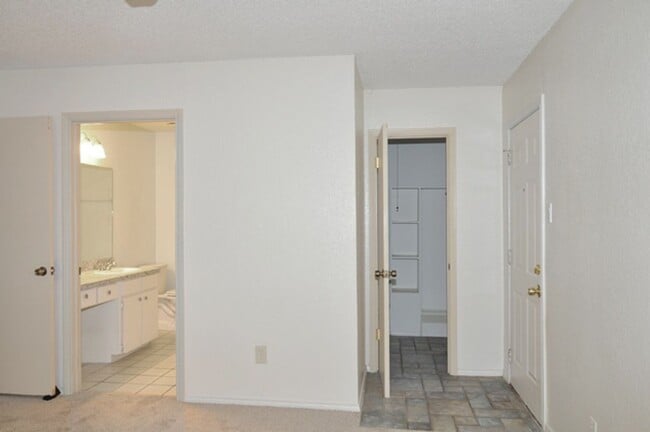 Building Photo - 108 Navajo Dr