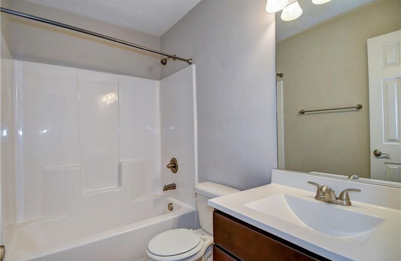 Building Photo - 1106 Eaglewood Dr