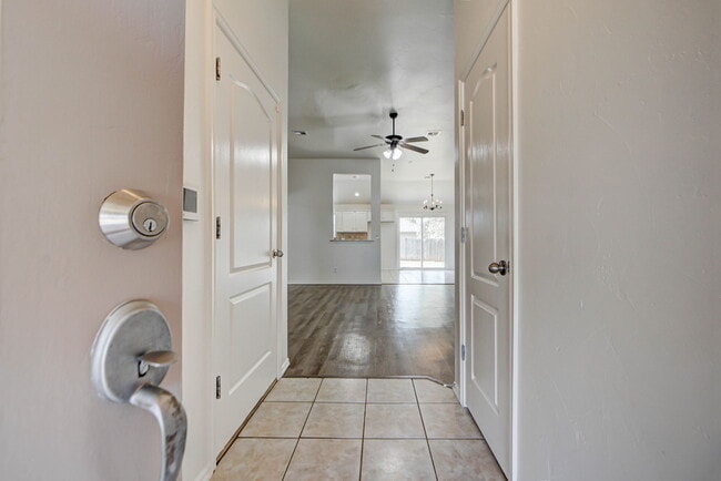 Building Photo - 608 Cavecreek St