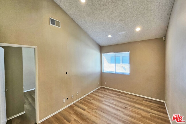 Building Photo - 5800 Owensmouth Ave