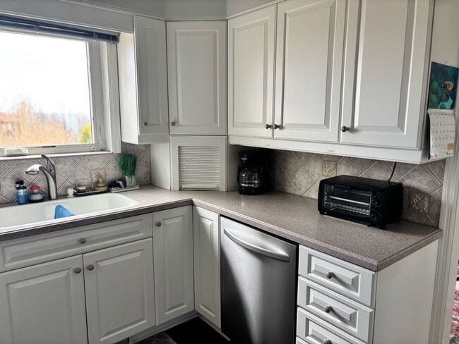 Building Photo - 1403 Fleetwood Plaza