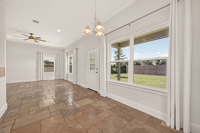Building Photo - 2211 Silverbonnet St