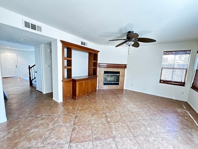 Building Photo - 4 bedroom home. New Carpet!
