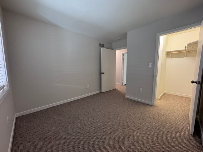 Building Photo - Spacious 2 Bedroom Apartment in Emmaus!